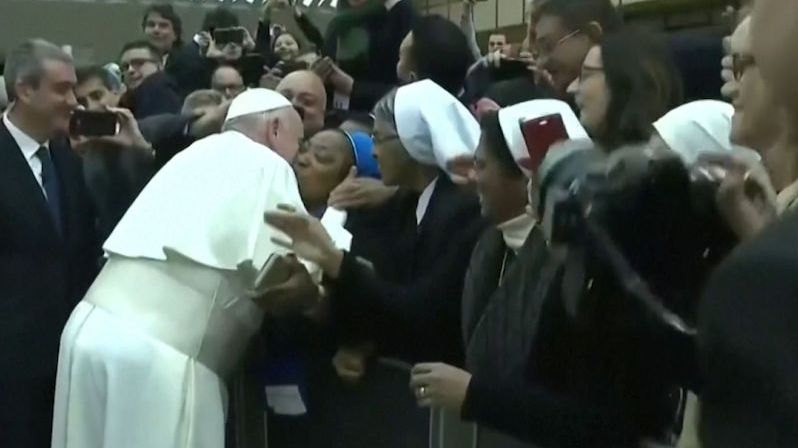 Políbit, ale nekousat, žertoval papež s jeptiškou
